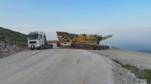 Как перевозят огромную технику на траках? Смотри!