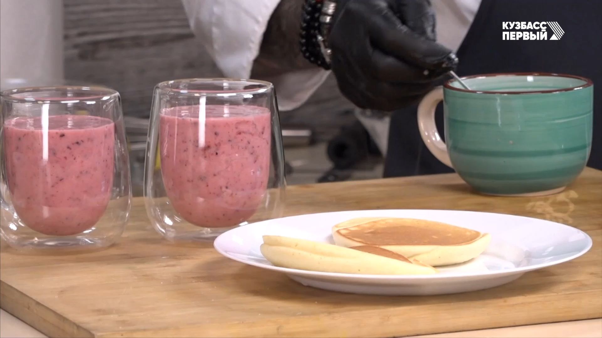 Готовим с Дикраном. Воздушные японские панкейки и смузи с замороженными ягодами