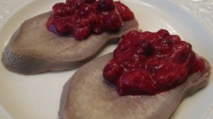 Отварной язык под соусом из клюквы и хрена