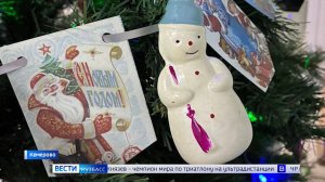 Сотрудники кемеровского центра спорта украсили новогоднюю ель игрушками в стиле ретро