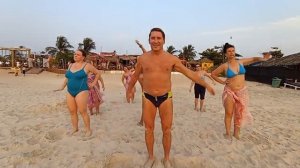 Баланс 4-х Стихий на пляже у бунгало на закате солнца над океаном, Гоа, Индии. Мир Универсологии