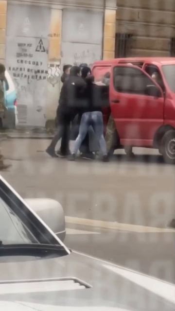 Одесса, смелые местные жители спасли парню жизнь, отбив его из рук банды ТЦК. смотреть онлайн