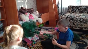 Дети собирают ёлочку.Испекла бисквит.Простая жизнь.