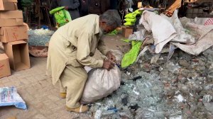 Переработка использованных стеклянных бутылок в новые баночки. Индия