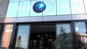 Три человека были задержаны в ходе обысков в штаб-квартире дипслужбы ЕС в Брюсселе.