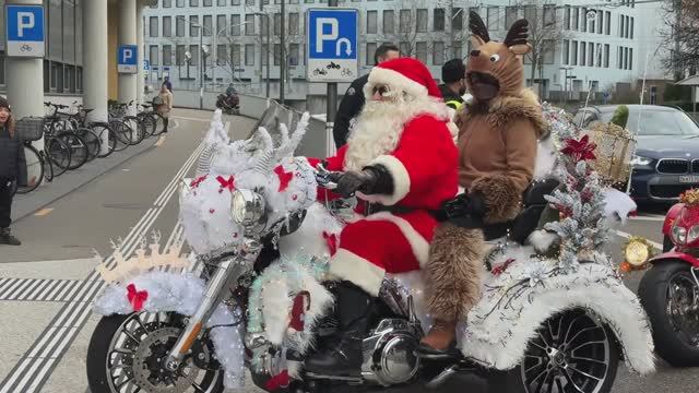 Сотни Санта–Клаусов на "Харлеях" на Рождественском параде в Цюрихе в формате 4K