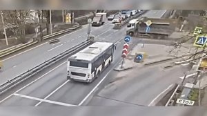 Грузовик на скорости протаранил несколько легковушек в Новой Москве: видео