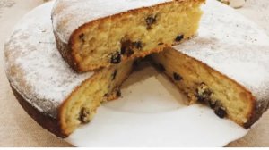 Беру сметану , всё перемешиваю и пеку вкусный пирог к чаю.