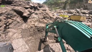 Строительство, экскаватор копает песок