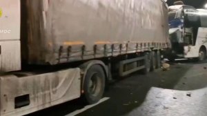 В Нижегородской области столкнулись два автобуса, грузовики и легковые машины.