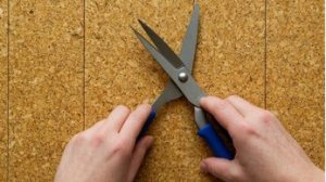 Правильно подрезаем и укладываем линолеум.