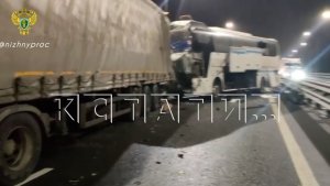 17 человек пострадали в массовой аварии, в которой столкнулись два автобуса, две фуры и 2 легковушки