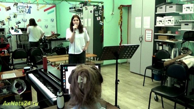 Верю я -6я Работа с микрофоном.  Детство моё, постой. А снег идёт. Полина Янгель.  Эстрадное пение.