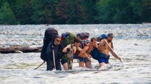 ОДИЧАВШИЕ В ЛЕСУ МУЖИКИ ТВОРЯТ ДИЧЬ И БЕСПОЩАДНО ЛОМЯТ