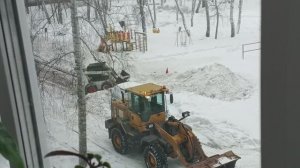 Уборка двора идёт полным ходом
