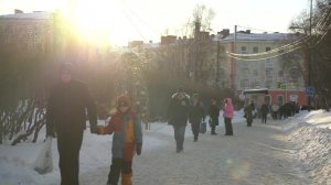 Солнечные ванны: ученый назвал оптимальное время для полезной прогулки зимой