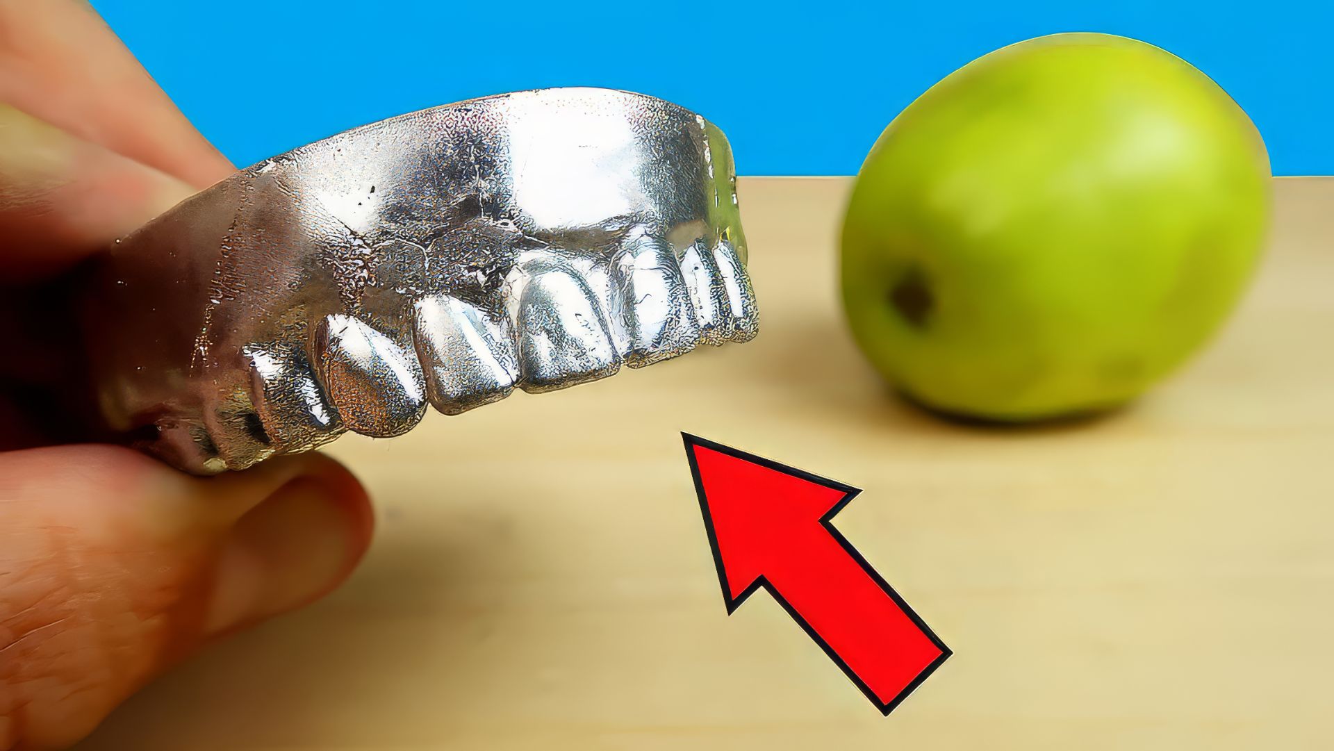 Сделал себе зубы из Галлия и откусил яблоко! Зубы Терминатора! alex boyko