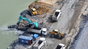 Оползень заставил грузовик застрять — ему помогают экскаватор и бульдозер Shantui.