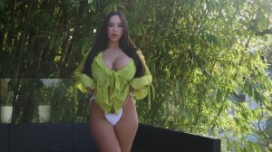 Модель эротично позирует на балконе.18+.Эротика.Красивые девушки.