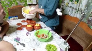 Приготовление картофеля в горшочках. Салат из пекинской капусты и шампиньонами.  Сельская жизнь.