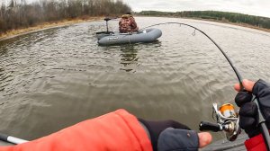 ДА ТУТ ИХ СОТНИ В ТРАВЕ, ЧТО НЕ ЗАБРОС ТО РЫБА на реке. Рыбалка на спиннинг в 2025