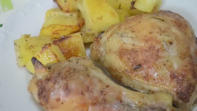 Куриные окорочка с картошкой в духовке.