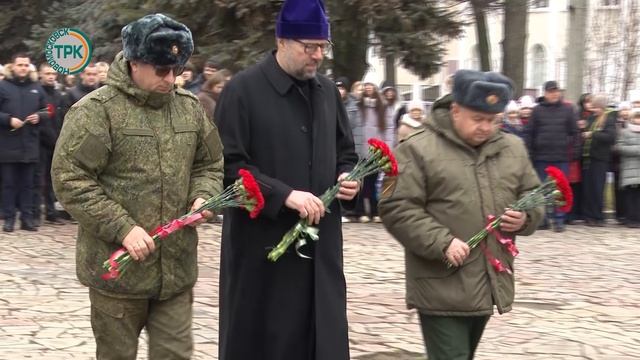 В Новомосковске прошло возложение к мемориалу павших воинов смотреть онлайн