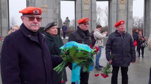 Цветы к Мемориалу воинам-освободителям возложили в Берлине в парке Тиргартен.