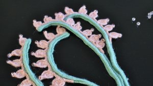 Веточка с шишечками и бусинами. Вяжем вместе ирландское кружево. Мотивы крючком.