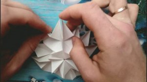 Как сделать снежинку из бумаги  Поделки оригами на Новый год