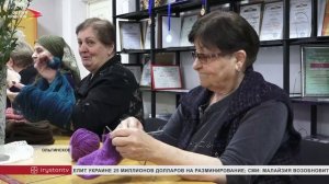 В Ольгинском участницы клуба "Клубок, крючок" вяжут носки для участников СВО