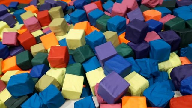 Санкт-Петербург. Куда пойти с детьми развлечься. Любимое развлечение наших малышек - "Топ-Хлоп".