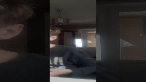 музыку слушаем и поем