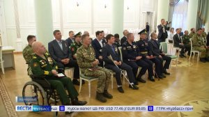 Илья Середюк вручил областные награды кузбасским воинам