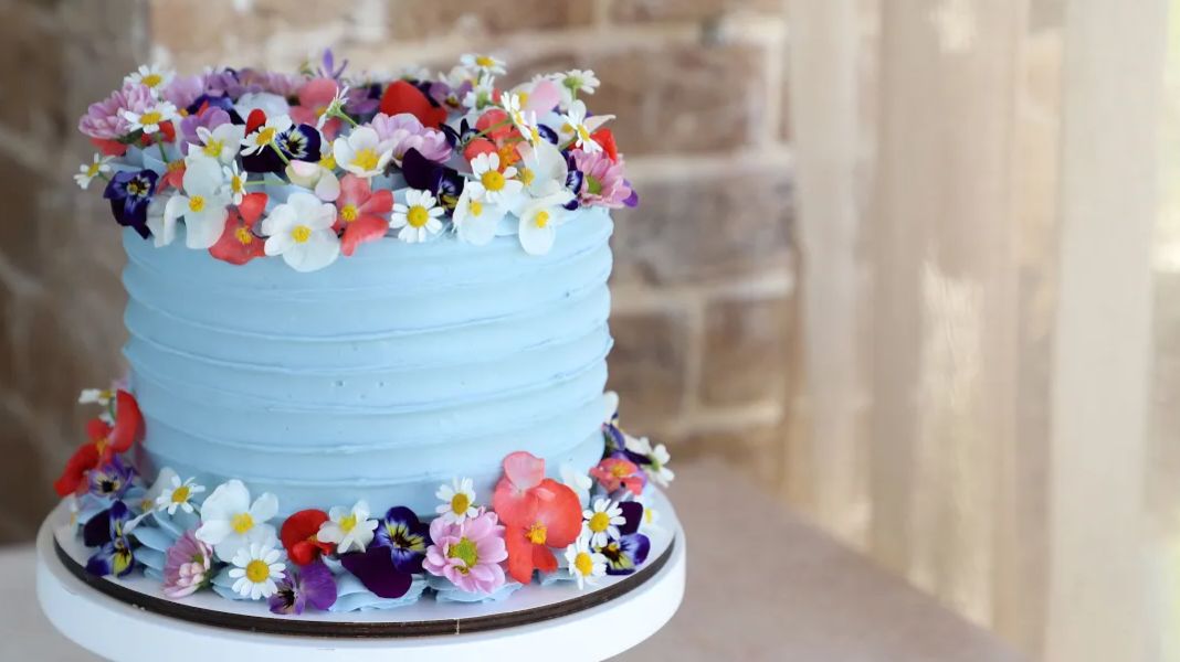 КАК СДЕЛАТЬ ТОРТ "ВЕНОК С ЖИВЫМИ ЦВЕТАМИ" | Инструкция и ссылки на насадки смотреть онлайн