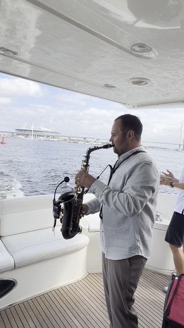 Ведущий-саксофонист праздник на борту яхты от Event Boat