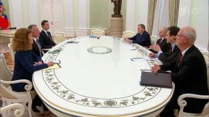 Главной политической темой остаются итоги переговоров Владимира Путина и делегации США.