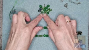 Зелёный халцедон в серебре.