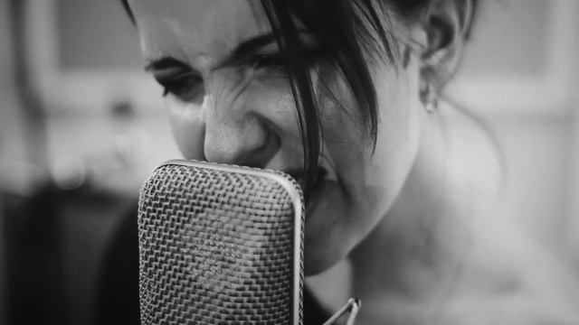 А по темным улицам гуляет дождь