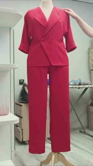 Сшила себе красный костюм. Обзор.