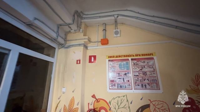 Огнеборцы МЧС России предотвратили распространение огня в детско-юношеском центре в Перми смотреть онлайн