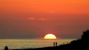 Закат за горочку скатился