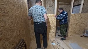 Все стены в ванной обшили листами ОСП