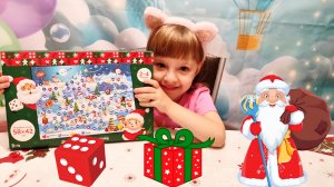 Полина играет в игру-ходилку Приведи Деда Мороза к Ёлке