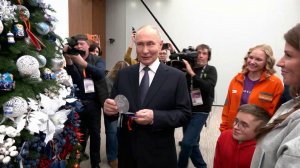 Владимир Путин вместе с добровольцами принял участие в новогодней акции "Елка желаний".