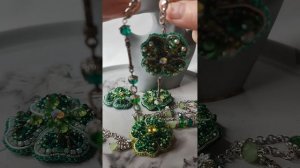 Украшения в зелёном цвете.