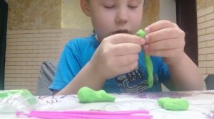 леплю из воздушного пластилина крокодила