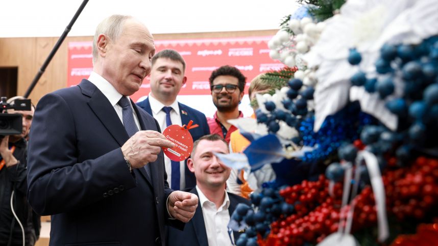 Путин принял участие во всероссийской новогодней акции Елка желаний