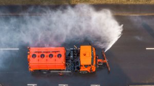 Зима отменяется. Поливалки вместо снегоуборочных машин вышли на улицы Санкт-Петербурга