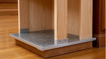 Клипса цокольной планки шкафа сломалась. Ставим вечную.